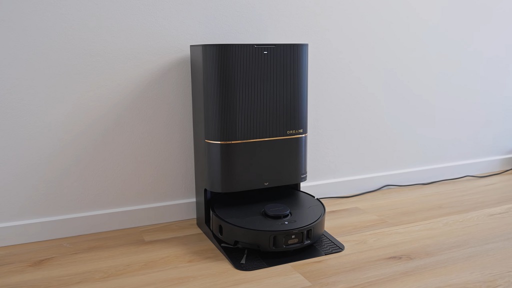 Robot usisivač se automatski vraća na stanicu za punjenje na drvenom podu