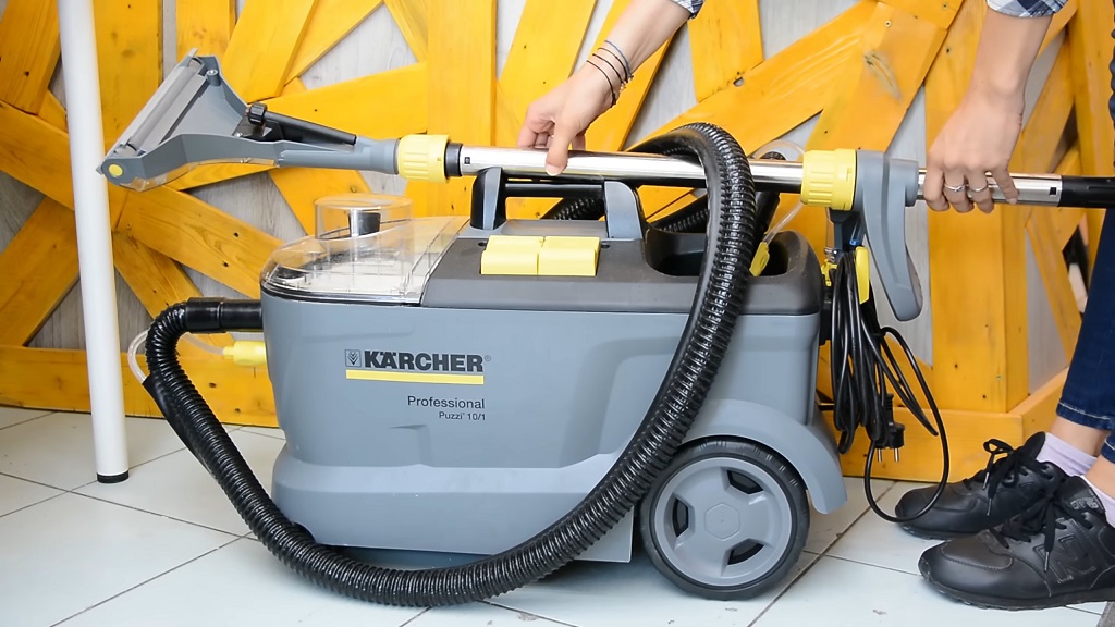 Osoba rukuje cevi profesionalnog usisivača za dubinsko čišćenje sa priključenom mlaznicom