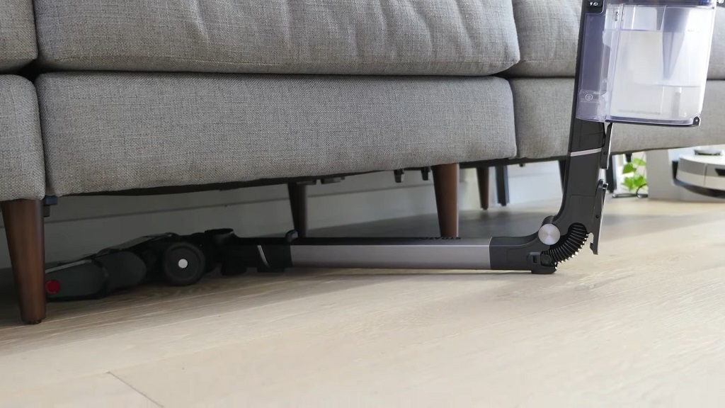 Bežični usisivač čisti ispod sofe zahvaljujući savitljivoj cevi