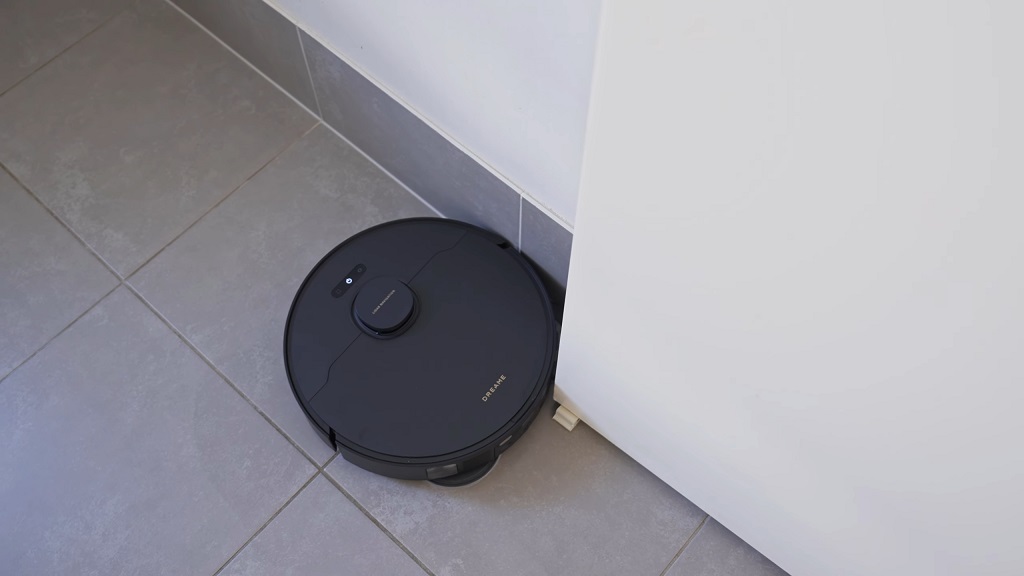 Robot usisivač čisti ivicu zida u modernom domu